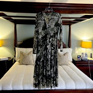 White House Black Market snake print sz 8